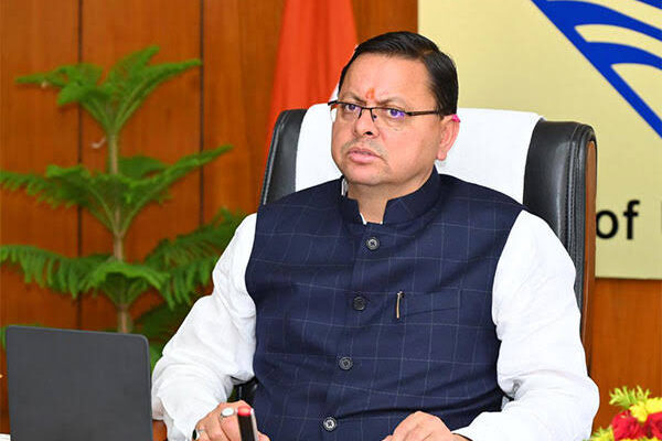 सीएम धामी पहुंचे कोरोनेशन अस्पताल, कुट्टू का आटा खाने से बीमार हुए मरीजों का हाल जाना