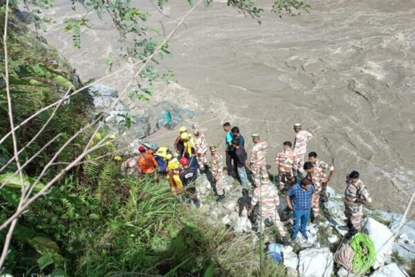 उत्तराखंड में अलकनंदा नदी में समाई बस,बस हादसे से मची अफरा-तफरी